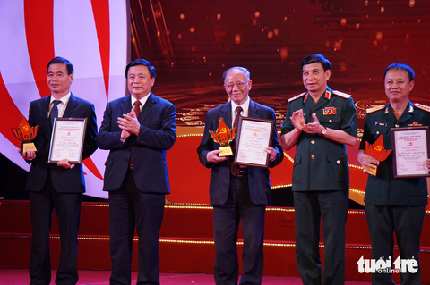 Bài viết về kiểm soát quyền lực để phòng, chống ‘lợi ích nhóm’ đoạt giải nhất - Ảnh 1. Đại tướng Phan Văn Giang - bộ trưởng Bộ Quốc phòng và ông Nguyễn Xuân Thắng - giám đốc Học viện Chính trị quốc gia Hồ Chí Minh - trao giải cho ba tác giả, nhóm tác giả đoạt giải nhất. Ông Nguyễn Mạnh Cường đứng ngoài cùng bên phải - Ảnh: T.ĐIỂU