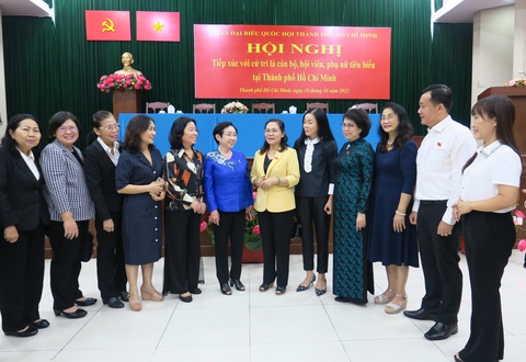 Đoàn đại biểu Quốc hội TP.HCM thông báo lịch tiếp xúc cử tri - Ảnh 1. Đoàn đại biểu Quốc hội TP.HCM trao đổi với cử tri là cán bộ, hội viên, phụ nữ tiêu biểu của TP