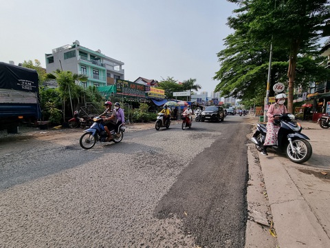 Đường Nguyễn Hoàng làm 20 năm chưa bàn giao: Phường vá tạm ổ gà và tiếp tục chờ - Ảnh 1. Đường Nguyễn Hoàng làm 20 năm chưa bàn giao: Phường vá tạm ổ gà và tiếp tục chờ - Ảnh 1.