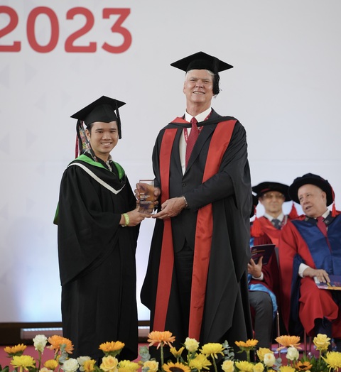 Sinh viên thủ khoa ngành công nghệ thông tin được Đại học Oxford cấp học bổng tiến sĩ y học lâm sàng - Ảnh 2. Sinh viên thủ khoa ngành công nghệ thông tin được Đại học Oxford cấp học bổng tiến sĩ y học lâm sàng - Ảnh 2.