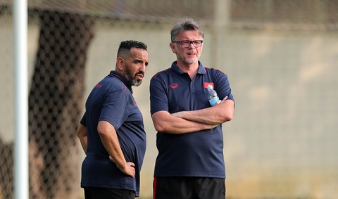 U22 Việt Nam làm quen nắng nóng tại Campuchia - Ảnh 9. HLV Troussier (phải) quan sát buổi tập - Ảnh: N.K