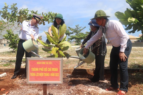 160 đại biểu TP.HCM ra thăm Trường Sa - Ảnh 4. 160 đại biểu TP.HCM ra thăm Trường Sa - Ảnh 4.