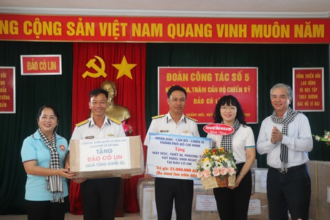 160 đại biểu TP.HCM ra thăm Trường Sa - Ảnh 3. 160 đại biểu TP.HCM ra thăm Trường Sa - Ảnh 3.