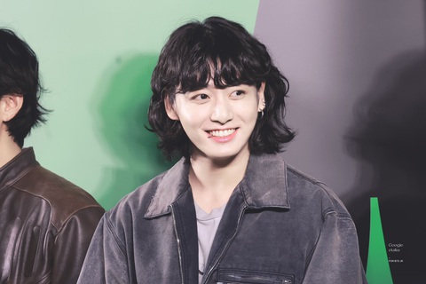 Kiểu tóc dài nữ tính gây sốt của Jungkook - Ảnh 1. Kiểu tóc dài nữ tính gây sốt của Jungkook - Ảnh 1.