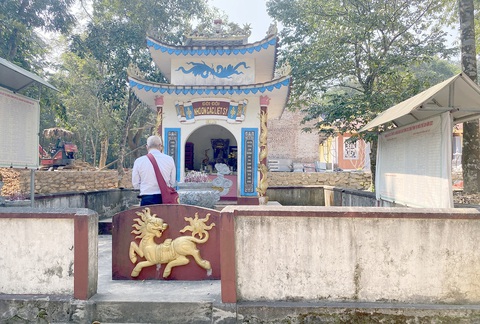 Miếu thờ do đoàn cán bộ Sở GTVT TP.HCM quyên góp và lập nên - Ảnh: LÊ THANH TÂM Miếu thờ do đoàn cán bộ Sở GTVT TP.HCM quyên góp và lập nên - Ảnh: LÊ THANH TÂM