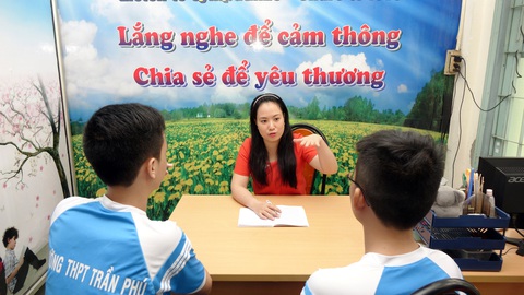 Giáo viên đang chia sẻ với học sinh tại phòng tư vấn tâm lý Trường THPT Trần Phú (Q.Tân Phú, TP.HCM) - Ảnh: NHƯ HÙNG Giáo viên đang chia sẻ với học sinh tại phòng tư vấn tâm lý Trường THPT Trần Phú (Q.Tân Phú, TP.HCM) - Ảnh: NHƯ HÙNG