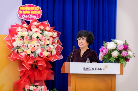 Bac A Bank được thông qua phương án tăng vốn điều lệ lên gần 9.900 tỉ đồng - Ảnh 2. Phó chủ tịch HĐQT, Tổng giám đốc Thái Hương phát biểu và trả lời cổ đông