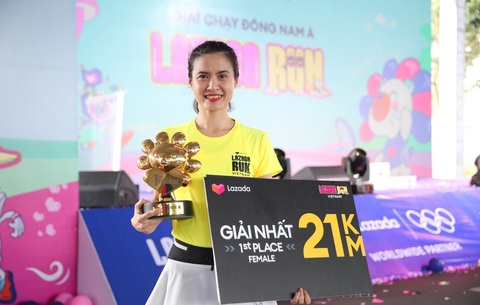 Lộ diện 4 ‘chân chạy’ xuất sắc giành được tấm vé tham dự chung kết Lazada Run tại Singapore - Ảnh 6. Chị Lại Hương xúc động khi nhận tấm vé tới Singapore từ Lazada Run.