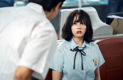 Một cảnh trong phim “Vinh quang trong thù hận” (The Glory) phát sóng trên Netflix, bóc trần sự thật trần trụi về nạn bạo lực học đường ở Hàn Quốc - Ảnh: THE KOREA HERALD Một cảnh trong phim “Vinh quang trong thù hận” (The Glory) phát sóng trên Netflix, bóc trần sự thật trần trụi về nạn bạo lực học đường ở Hàn Quốc - Ảnh: THE KOREA HERALD