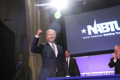 Tổng thống Mỹ Joe Biden phát biểu tại sự kiện ở Washington vào ngày 26-4 - Ảnh: REUTERS Tổng thống Mỹ Joe Biden phát biểu tại sự kiện ở Washington vào ngày 26-4 - Ảnh: REUTERS