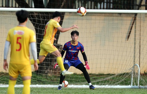 U22 Việt Nam làm quen nắng nóng tại Campuchia - Ảnh 7. Các cầu thủ U22 Việt Nam với bài tập dứt điểm từ 2 biên - Ảnh: N.K