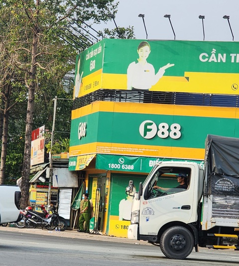 Công an xuất hiện ở hàng loạt chi nhánh, điểm giao dịch của F88 tại Bình Dương - Ảnh 1. Công an xuất hiện ở hàng loạt chi nhánh, điểm giao dịch của F88 tại Bình Dương - Ảnh 1.