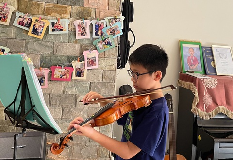 Chuyện cậu bé giỏi toán... chơi nhiều - Ảnh 1. Chơi đàn violon là một trong những sở thích của em Bùi Trọng Nguyên