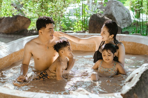 Hè sôi động cùng du lịch Khatoco - Ảnh 2. Tắm bùn tại Yang Bay