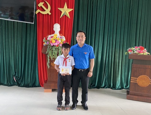 Em lớp 4 dũng cảm cứu hai anh lớp 12 khỏi đuối nước - Ảnh 1. Em lớp 4 dũng cảm cứu hai anh lớp 12 khỏi đuối nước - Ảnh 1.