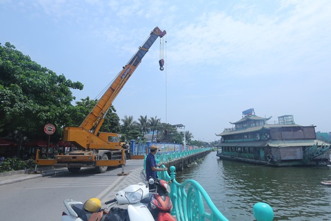 Tháo gỡ, cắt nhỏ bốn du thuyền bỏ hoang sáu năm trên mặt nước hồ Tây - Ảnh 1. Tháo gỡ, cắt nhỏ bốn du thuyền bỏ hoang sáu năm trên mặt nước hồ Tây - Ảnh 1.