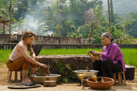 A Tourists Guide to Love - phim đưa cảnh đẹp Việt đến thế giới - vào top 3 Netflix toàn cầu - Ảnh 2. A Tourists Guide to Love - phim đưa cảnh đẹp Việt đến thế giới - vào top 3 Netflix toàn cầu - Ảnh 2.