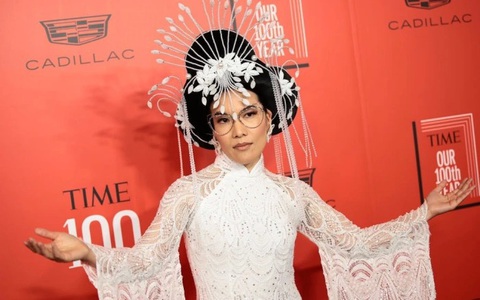 Diễn viên phim Beef Ali Wong diện áo dài trên thảm đỏ quốc tế - Ảnh 2. Diễn viên phim Beef Ali Wong diện áo dài trên thảm đỏ quốc tế - Ảnh 2.