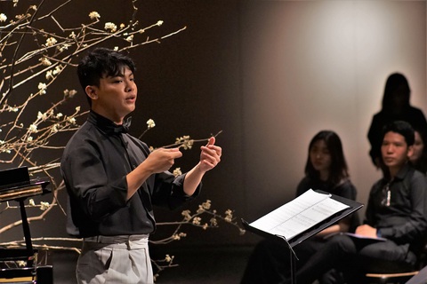 Thế hệ 9X làm mới nhạc cổ điển TP.HCM - Ảnh 1. Tenor Thế Huy biểu diễn và dẫn dắt Vocal Récital Fauré - Ảnh: HUỲNH VY
