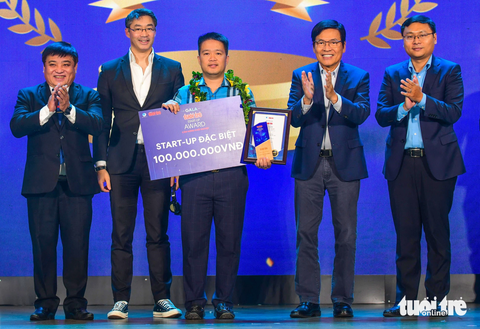 CEO Hồ Minh Đức nhận giải start-up đặc biệt của Tuổi Trẻ Start-up Award 2023 - Ảnh: QUANG ĐỊNH CEO Hồ Minh Đức nhận giải start-up đặc biệt của Tuổi Trẻ Start-up Award 2023 - Ảnh: QUANG ĐỊNH