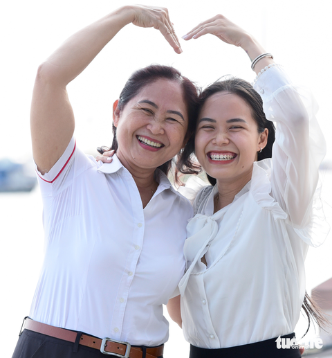 Cuộc hội ngộ của "em bé ống nghiệm" - Ảnh 1. Lưu Tuyết Trân bên mẹ sau 25 năm ngày chào đời - Ảnh: DUYÊN PHAN
