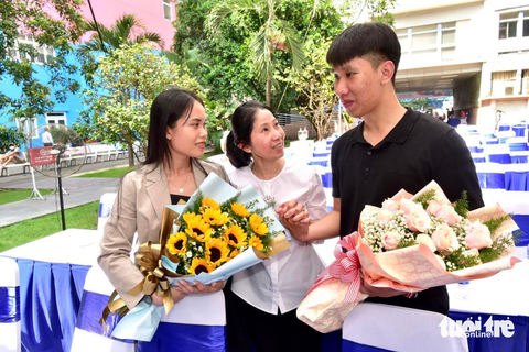 Thụ tinh trong ống nghiệm: nhiều kỹ thuật Việt Nam làm tốt hơn nước ngoài - Ảnh 3. PGS, TS, BS Vương Thị Ngọc Lan (đứng giữa) ôn lại kỷ niệm “hai con thụ tinh trong ống nghiệm" là Lưu Tuyết Trân và Mai Quốc Bảo sau hành trình 25 năm Ảnh: T.T.D.