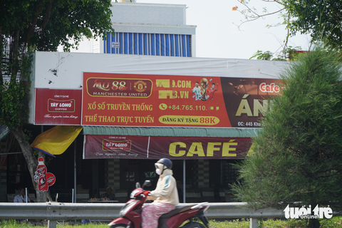 Bảng quảng cáo cờ bạc, cá độ treo lềnh khênh ở Tây Đô - Ảnh 1. Bảng quảng cáo cờ bạc, cá độ treo lềnh khênh ở Tây Đô - Ảnh 1.
