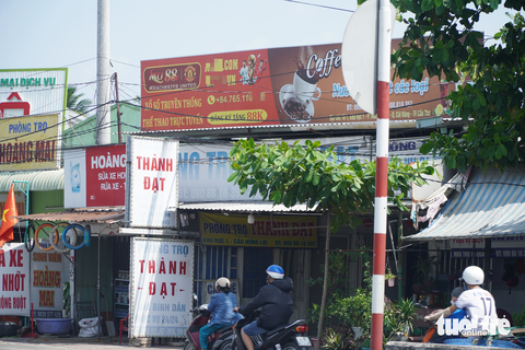 Bảng quảng cáo cờ bạc, cá độ treo lềnh khênh ở Tây Đô - Ảnh 2. Bảng quảng cáo cờ bạc, cá độ treo lềnh khênh ở Tây Đô - Ảnh 2.