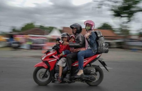 Chở gia đình về quê, anh chồng đánh rơi vợ mà chẳng hay - Ảnh 1. Chở gia đình về quê, anh chồng đánh rơi vợ mà chẳng hay - Ảnh 1.