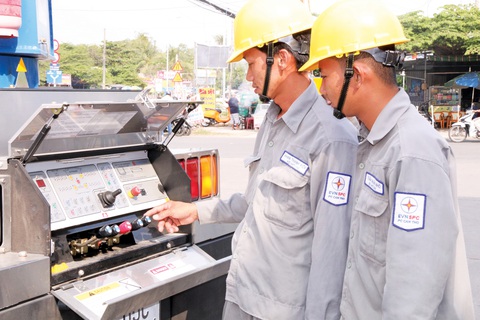 EVNSPC bứt tốc chuyển đổi số - Ảnh 4. Nhân viên Công ty Điện lực Cần Thơ điều khiển thiết bị sửa chữa lưới điện hotline
