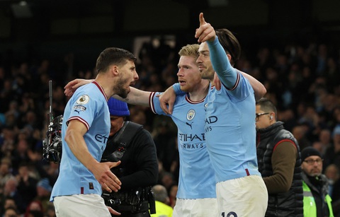 Phơi áo trước Man City, ngôi đầu bảng của Arsenal lung lay - Ảnh 1. Phơi áo trước Man City, ngôi đầu bảng của Arsenal lung lay - Ảnh 1.