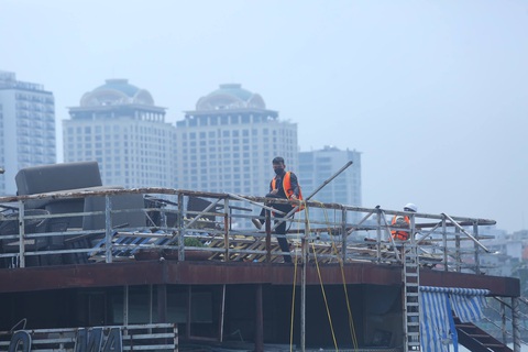 Tháo gỡ, cắt nhỏ bốn du thuyền bỏ hoang sáu năm trên mặt nước hồ Tây - Ảnh 2. Tháo gỡ, cắt nhỏ bốn du thuyền bỏ hoang sáu năm trên mặt nước hồ Tây - Ảnh 2.