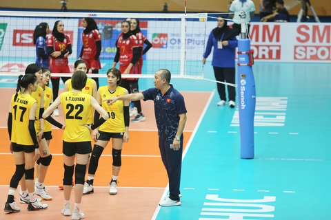 Bóng chuyền nữ Việt Nam tại SEA Games 32: Phải vượt qua Indonesia và Philippines - Ảnh 1. HLV Nguyễn Tuấn Kiệt và các nữ thủ tuyển thủ Việt Nam tại Giải bóng chuyềnvô địch các CLB nữ châu Á - Ảnh: Đ.KHUÊ