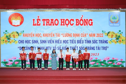 Dành 1.400 tỉ đồng đầu tư phúc lợi - Ảnh 1. Lễ bàn giao 240 căn nhà cho hộ nghèo
