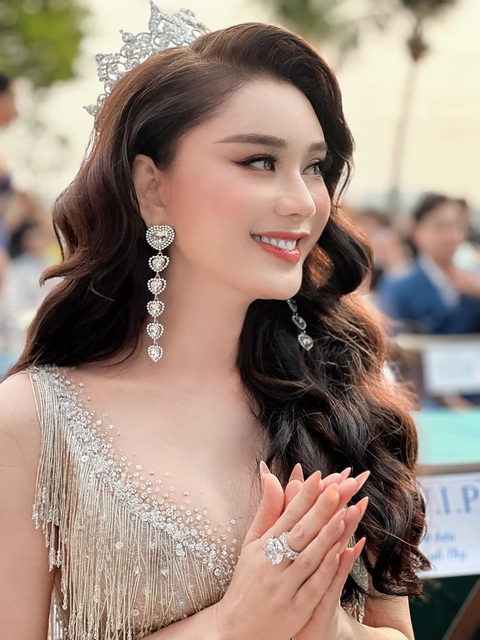 Không phải hoa hậu nhưng đội vương miện đi sự kiện, Lâm Khánh Chi nói gì? - Ảnh 4. Không phải hoa hậu nhưng đội vương miện đi sự kiện, Lâm Khánh Chi nói gì? - Ảnh 4.