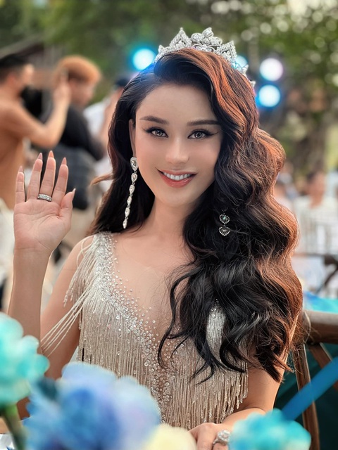 Không phải hoa hậu nhưng đội vương miện đi sự kiện, Lâm Khánh Chi nói gì? - Ảnh 2. Không phải hoa hậu nhưng đội vương miện đi sự kiện, Lâm Khánh Chi nói gì? - Ảnh 2.