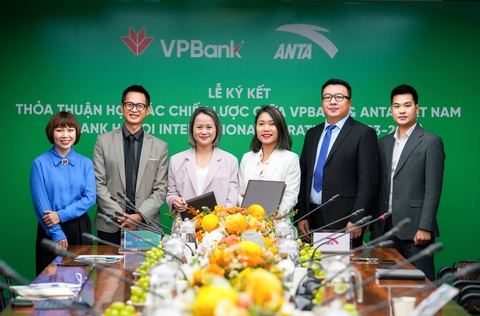 VPBank Hanoi International Marathon sở hữu trang phục thể thao độc quyền từ ANTA Việt Nam - Ảnh 1. Đại diện VPBank và ANTA Việt Nam tại lễ ký kết thỏa thuận - Ảnh: VPBank