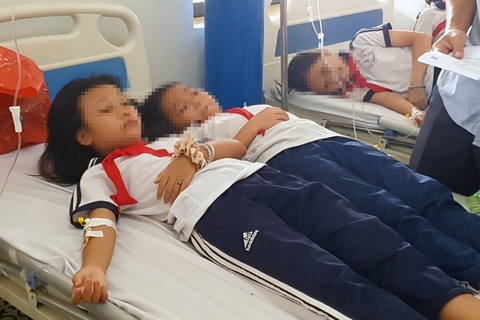 9 học sinh nôn ói, đau bụng nghi do ăn kẹo mua ngoài trường - Ảnh 1. 9 học sinh nôn ói, đau bụng nghi do ăn kẹo mua ngoài trường - Ảnh 1.