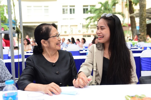 GS. BS Nguyễn Thị Ngọc Phượng, nguyên giám đốc bệnh viện Từ Dũ hội ngộ “em bé ống nghiệm” Lưu Tuyết Trân sau 25 năm - Ảnh: DUYÊN PHAN GS.BS Nguyễn Thị Ngọc Phượng, nguyên giám đốc bệnh viện Từ Dũ, hội ngộ “em bé ống nghiệm” Lưu Tuyết Trân sau 25 năm vào sáng 27-4-2023 - Ảnh: DUYÊN PHAN