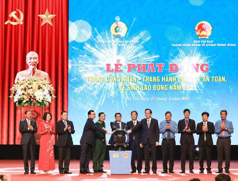 Thủ tướng: Tiền lương, thu nhập của người lao động được cải thiện rõ rệt - Ảnh 2. Thủ tướng: Tiền lương, thu nhập của người lao động được cải thiện rõ rệt - Ảnh 2.