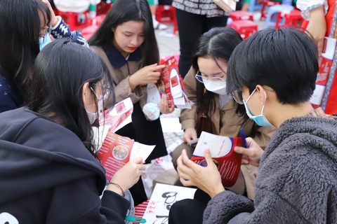 Thí sinh tìm hiểu thông tin tuyển sinh 2023 vào Trường đại học Ngoại ngữ, Đại học Đà Nẵng. Trường yêu cầu thí sinh thuộc một vài nhóm ưu tiên khu vực, đối tượng phải nộp giấy xác nhận cư trú - Ảnh: UFL Thí sinh tìm hiểu thông tin tuyển sinh 2023 vào Trường đại học Ngoại ngữ, Đại học Đà Nẵng. Trường yêu cầu thí sinh thuộc một vài nhóm ưu tiên khu vực, đối tượng phải nộp giấy xác nhận cư trú - Ảnh: UFL
