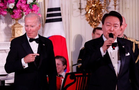 Tổng thống Hàn Quốc hát bài American Pie cho Tổng thống Biden nghe - Ảnh 1. Tổng thống Hàn Quốc hát bài American Pie cho Tổng thống Biden nghe - Ảnh 1.