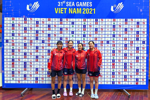 Á quân bóng rổ SEA Games Anh Đào đính hôn - Ảnh 2. Trần Thị Anh Đào (thứ ba từ trái sang) và tuyển bóng rổ nữ tại SEA Games 31 - Ảnh: VBA