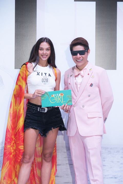 Hà Anh nhiệt tình thị phạm catwalk cho vợ Tây của Bùi Tiến Dũng - Ảnh 6. Hà Anh nhiệt tình thị phạm catwalk cho vợ Tây của Bùi Tiến Dũng - Ảnh 6.