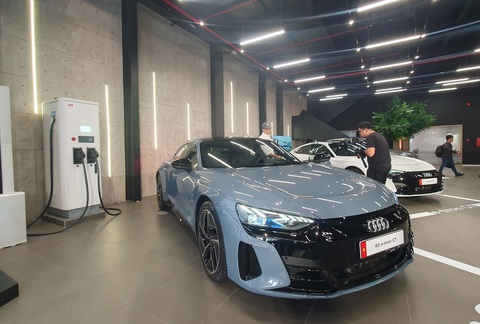 Giá ô tô điện BMW, Audi 5 - 7 tỉ đồng/chiếc - Ảnh 2. Giá ô tô điện BMW, Audi 5 - 7 tỉ đồng/chiếc - Ảnh 2.