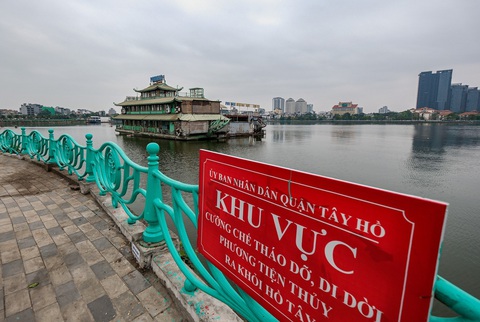 Tháo gỡ, cắt nhỏ bốn du thuyền bỏ hoang sáu năm trên mặt nước hồ Tây - Ảnh 3. Tháo gỡ, cắt nhỏ bốn du thuyền bỏ hoang sáu năm trên mặt nước hồ Tây - Ảnh 3.