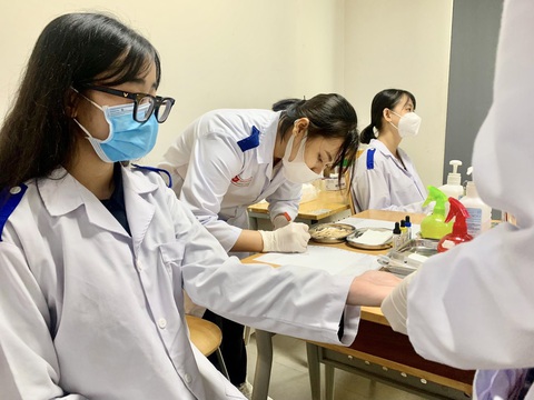 Trường đại học Văn Lang kéo dài thời gian đào tạo, sinh viên nói mất cơ hội việc làm - Ảnh 1. Trường đại học Văn Lang kéo dài thời gian đào tạo, sinh viên nói mất cơ hội việc làm - Ảnh 1.