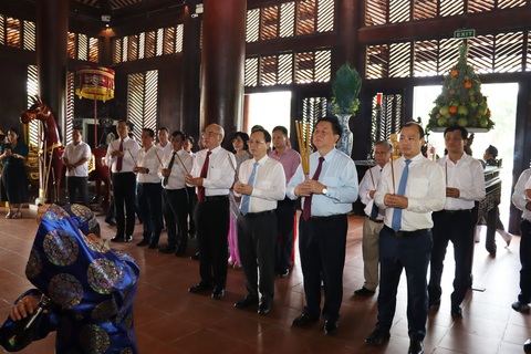 Đoàn đại biểu Ban Tuyên giáo trung ương viếng Nghĩa trang liệt sĩ TP.HCM - Ảnh 1. Đoàn đại biểu Ban Tuyên giáo trung ương viếng Nghĩa trang liệt sĩ TP.HCM - Ảnh 1.