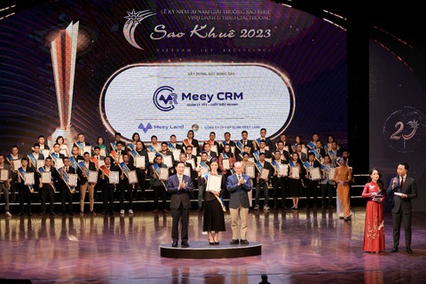 Meey Land liên tiếp được vinh danh tại giải thưởng Sao Khuê - Ảnh 3. Bà Nguyễn Thị Hồng Hạnh - trưởng phòng chính sách sản phẩm Công ty Cổ phần Tập đoàn Meey Land đại diện nhận kỷ niệm chương tại sự kiện.