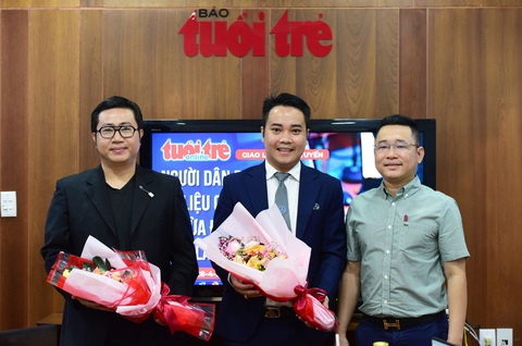 Đang giao lưu trực tuyến: Người dân bị bán dữ liệu cá nhân để lừa đảo, phải làm gì? - Ảnh 1. Ông Võ Minh Luận - thư ký tòa soạn báo Tuổi Trẻ (bìa phải) tặng hoa cho các khách mời - Ảnh: DUYÊN PHAN
